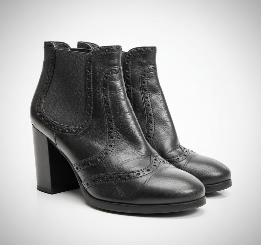 Bottines Chelsea à talons hauts et détails perforés Richelieu – Cuir noir