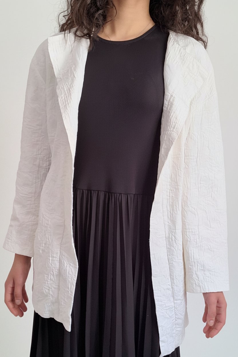 Blazer long blanc cassé texturé avec ceinture noire – Zara