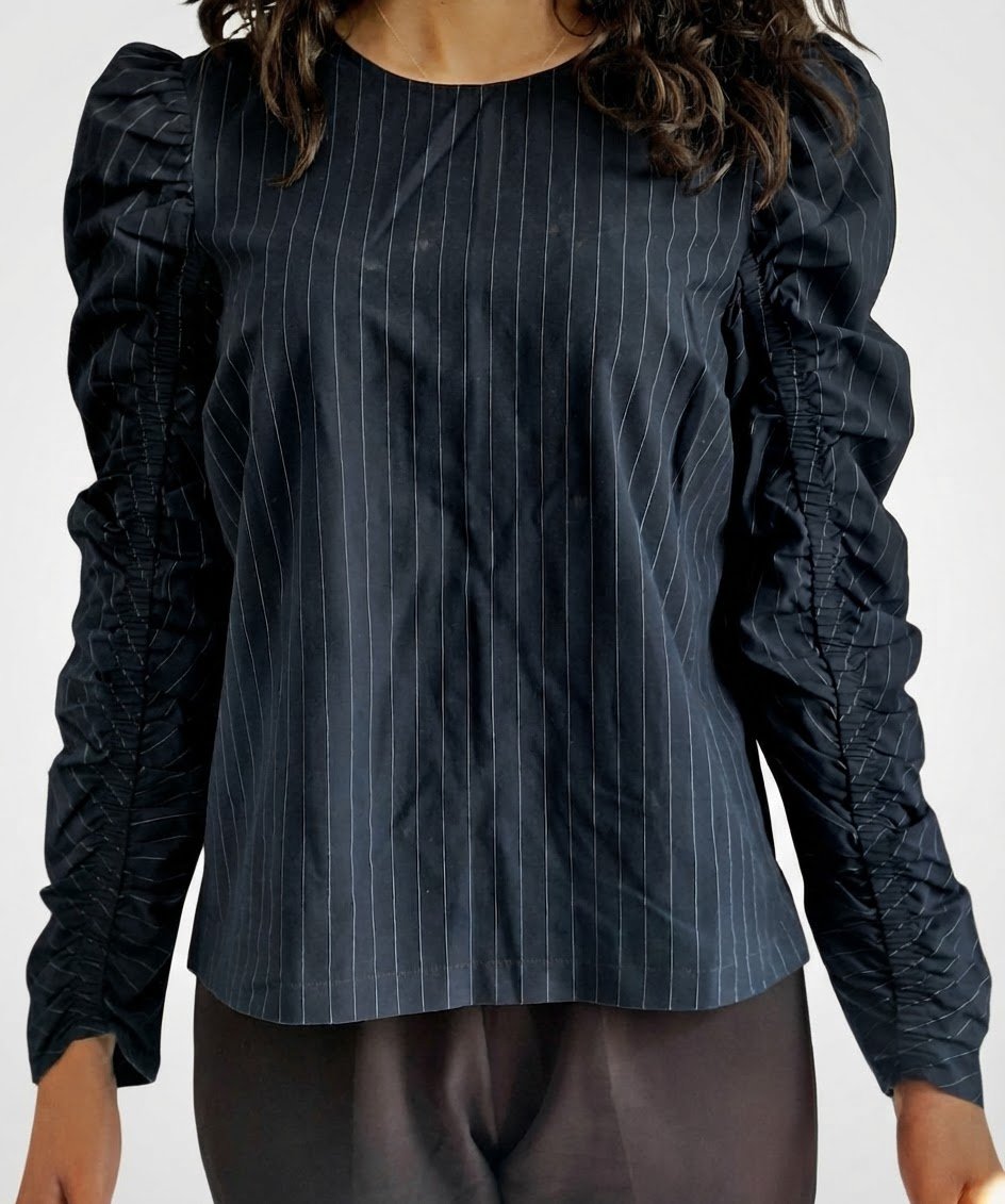 Blouse chic bleu marine à rayures et manches bouffantes plissées