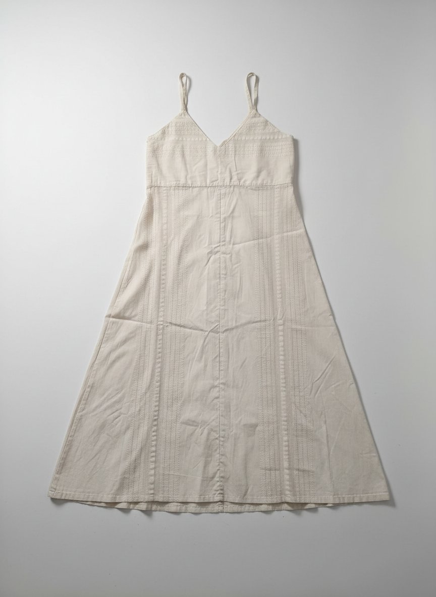 Robe longue de plage bohème blanche à fines bretelles et détails brodés
