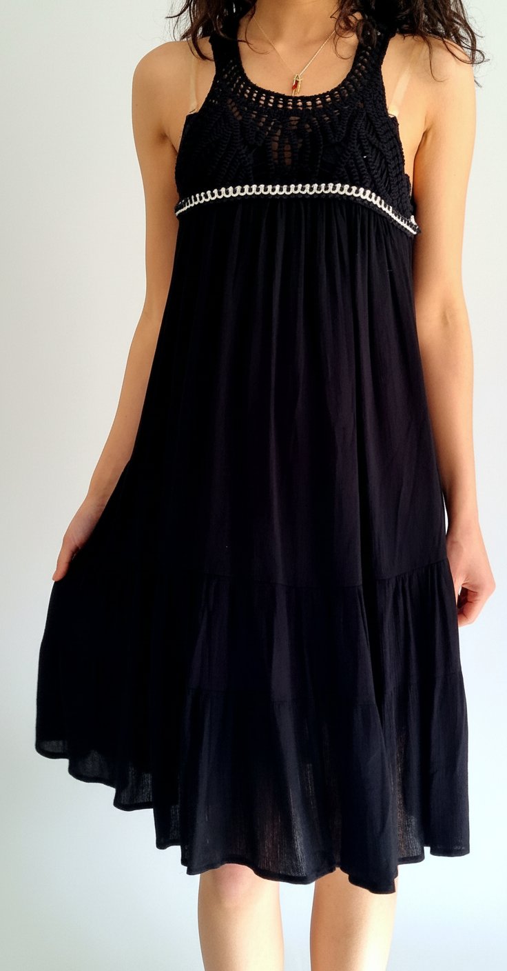 Robe noir avec crochet de la marque "Koton"