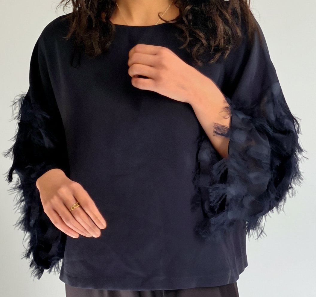 Pull fin bleu marine fluide manches plumes / franges – H&M