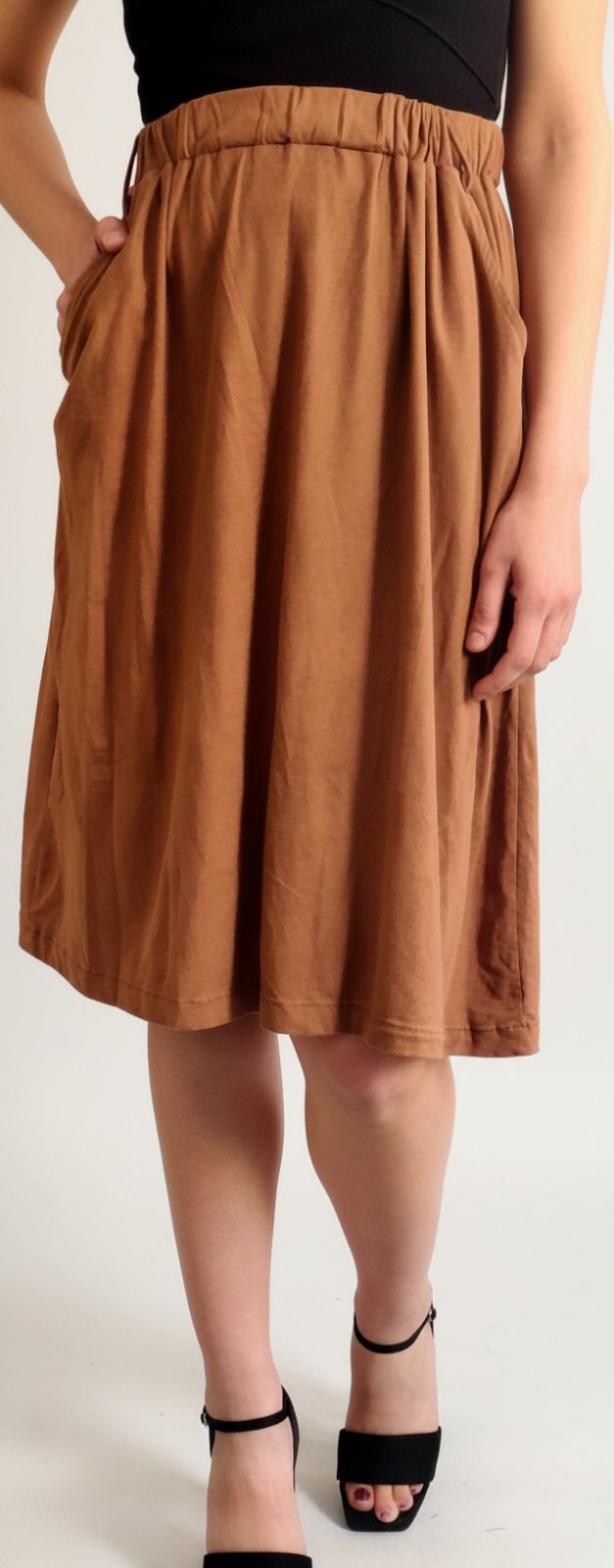 Jupe midi fluide en suédine camel esprit bohème – First Chance