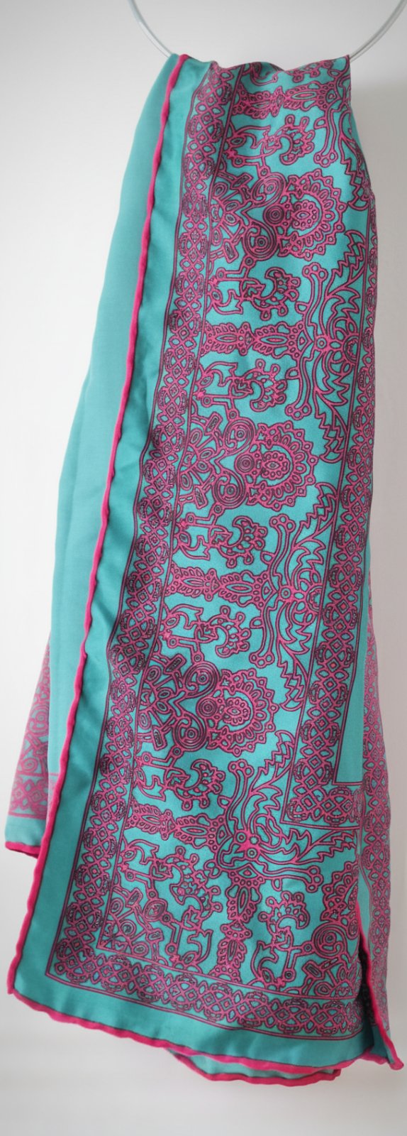 Foulard carré satiné chic / Motifs ornementaux turquoise et fuchsia