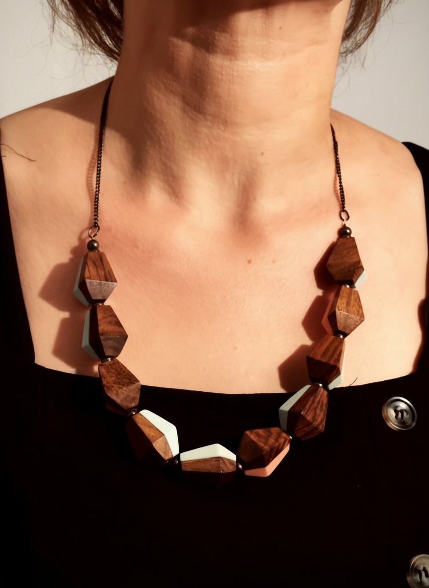 Collier plastron tendance géométrique bois