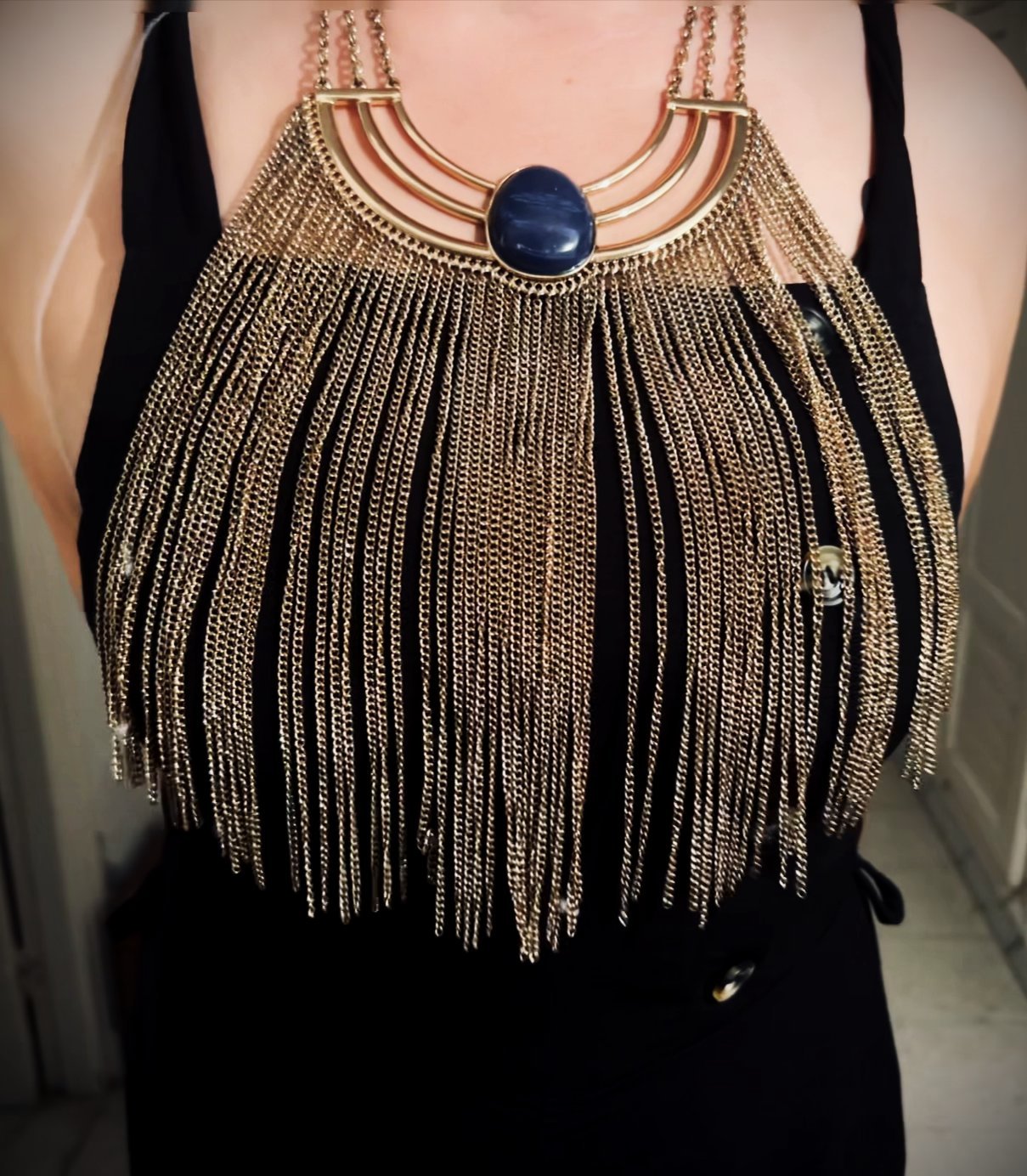 Collier plastron doré spectaculaire avec cabochon bleu