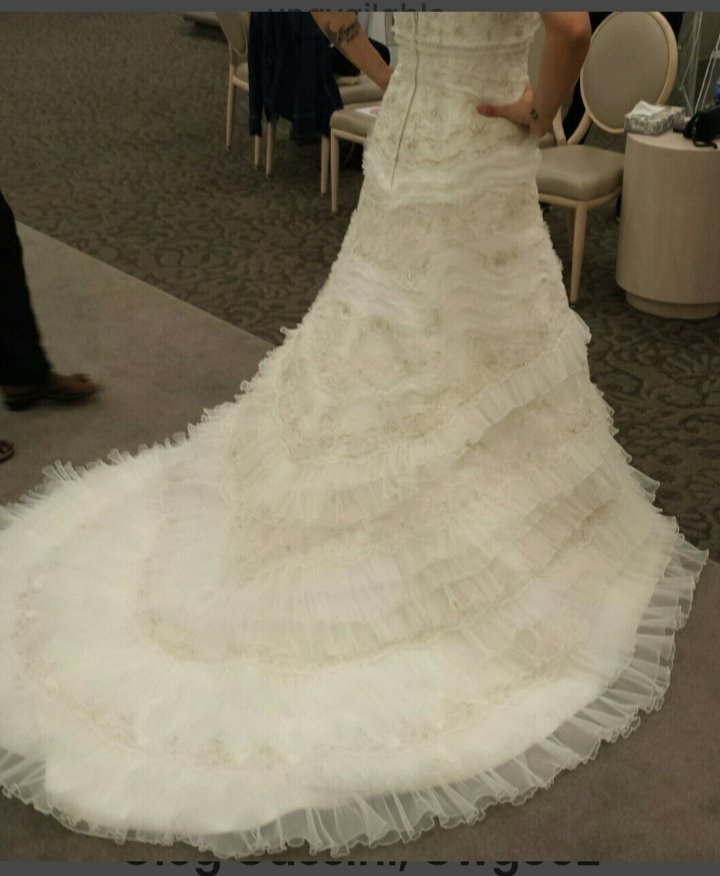  Robe de mariée de marque Oleg Cassini – Broderies, perles & volants