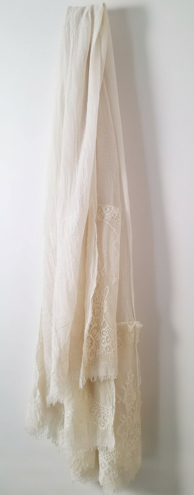 Foulard léger blanc cassé / Écharpe bohème avec dentelle fleurie
