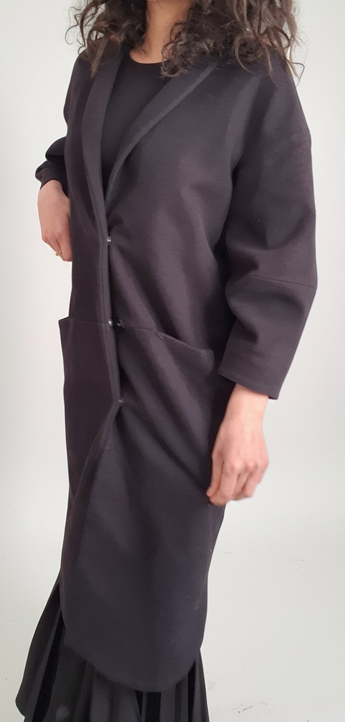 Manteau long noir coupe oversize / cocoon – Mondetta