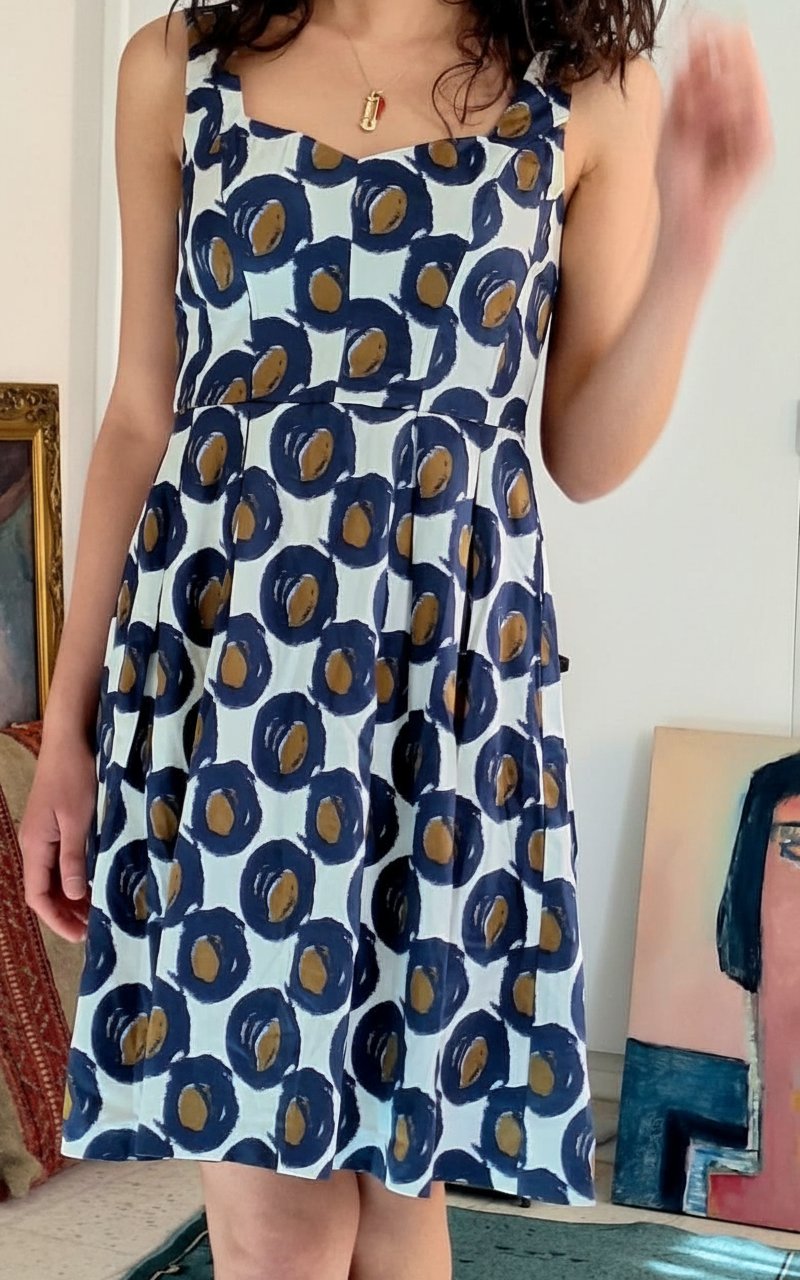 Robe mi-longue cintrée à imprimé rétro – Sisley