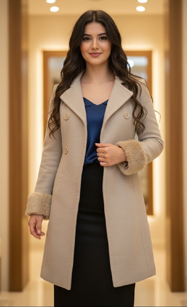 Manteau gris avec fausse fourrure 