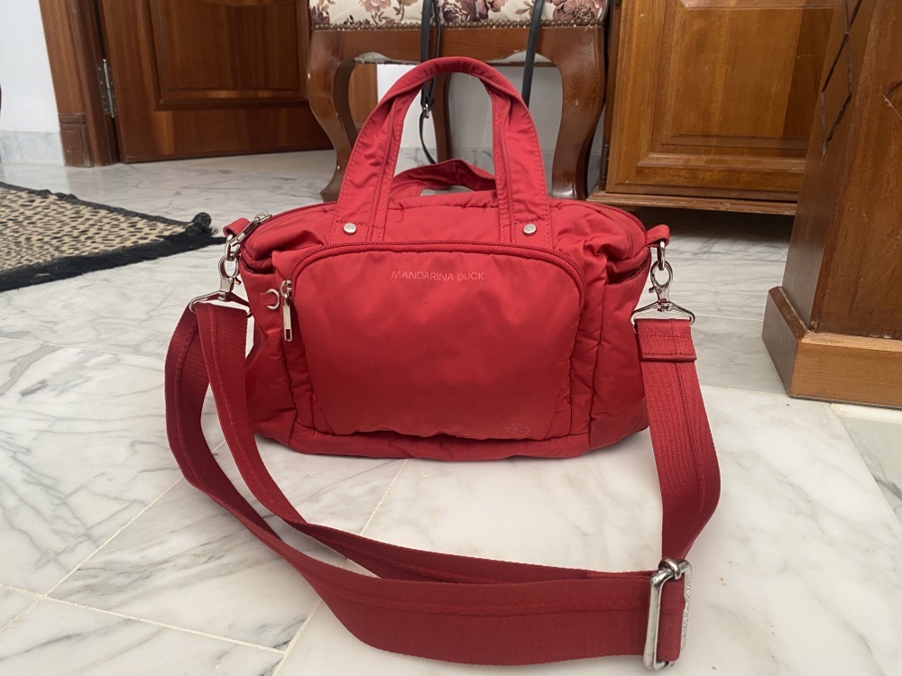Je vends ce sac rouge de marque fama code promo 20% a la les sacs