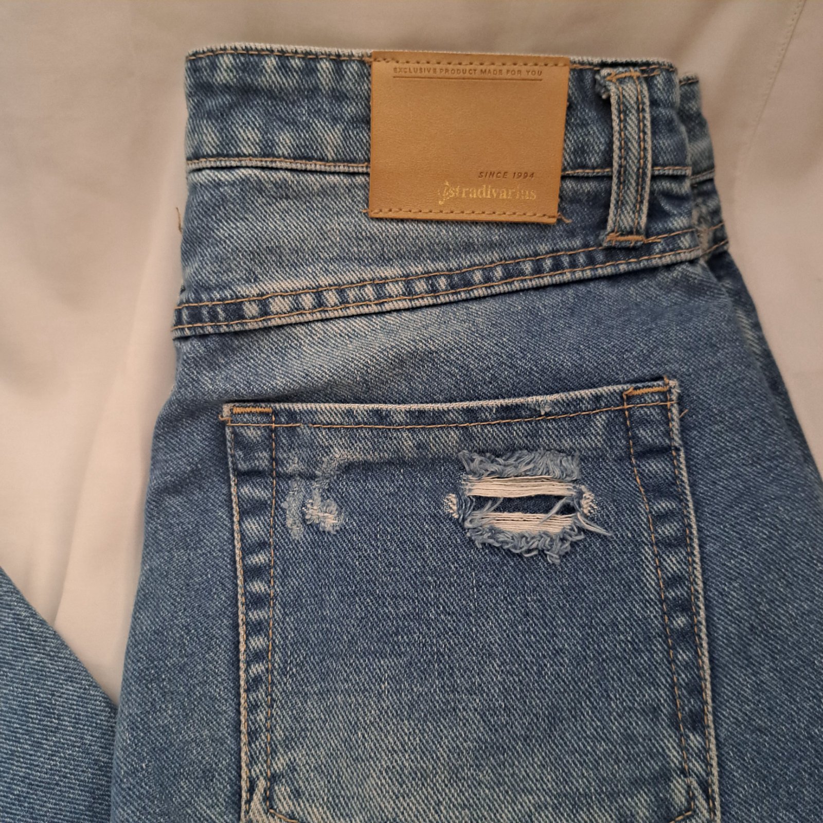 Jean Pour Femme de La Marque Stradivarius avec des dechirures