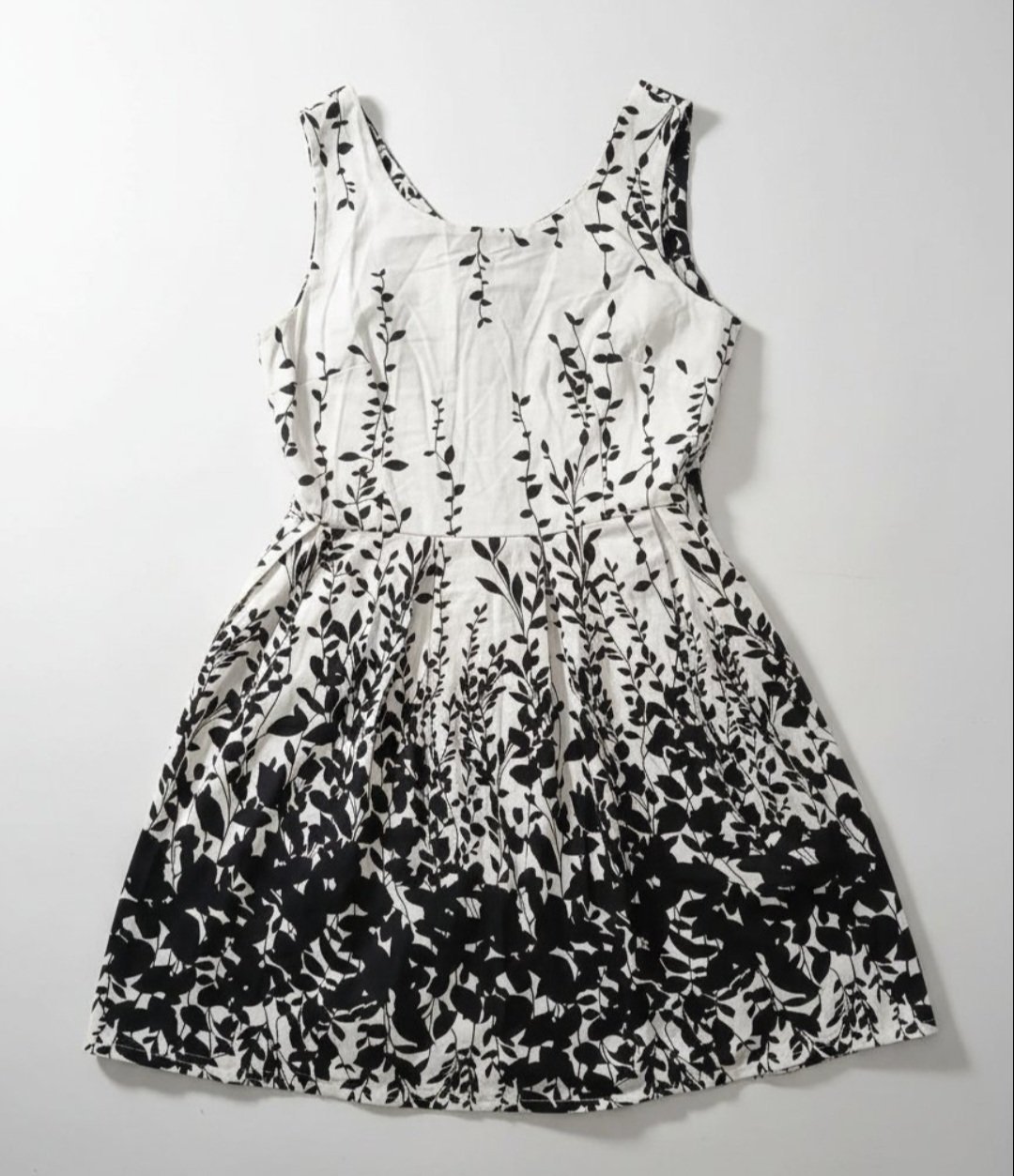 ROBE noir et blanc évasée sans manche 