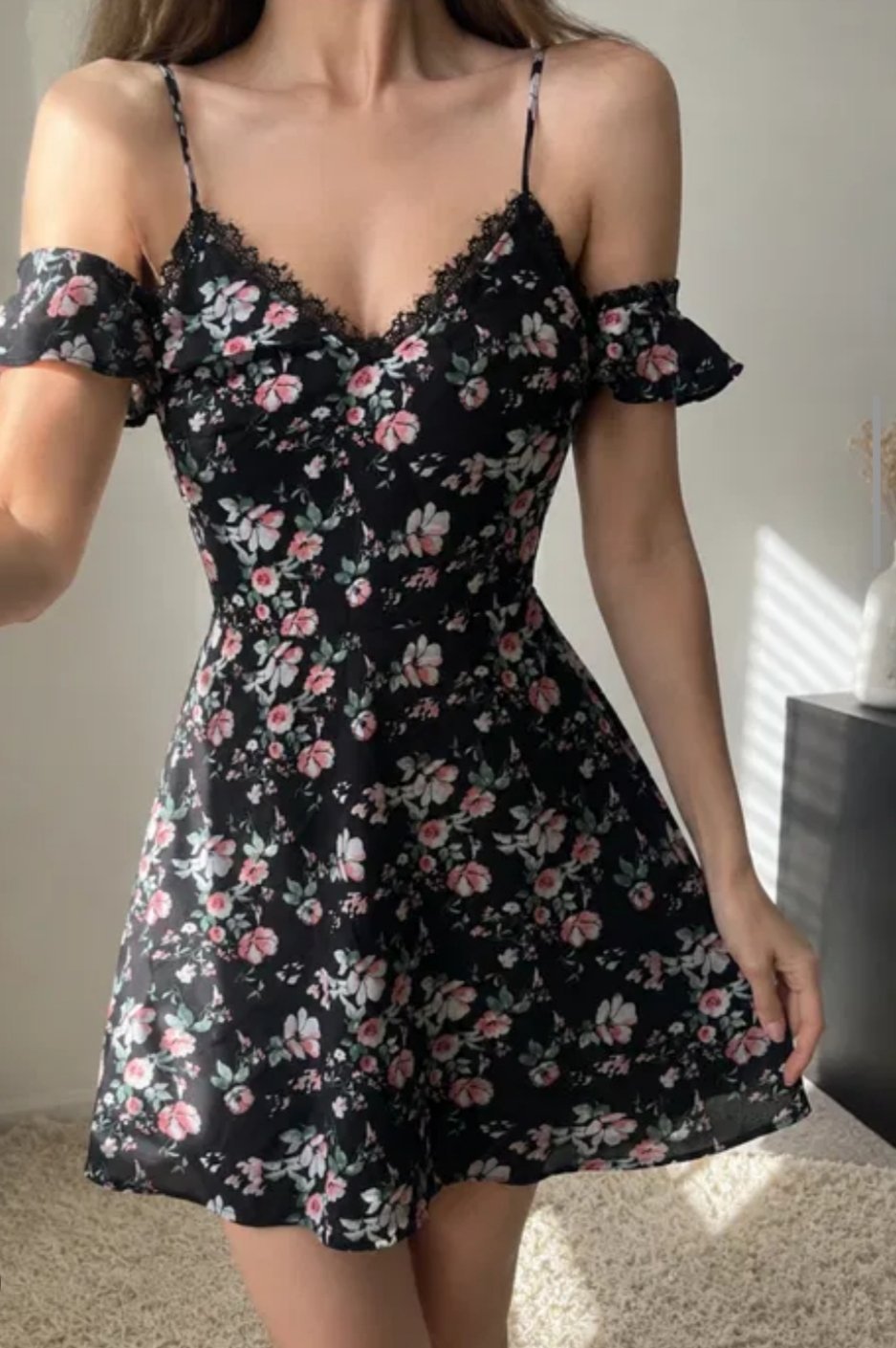  robe courte noire à motif floral