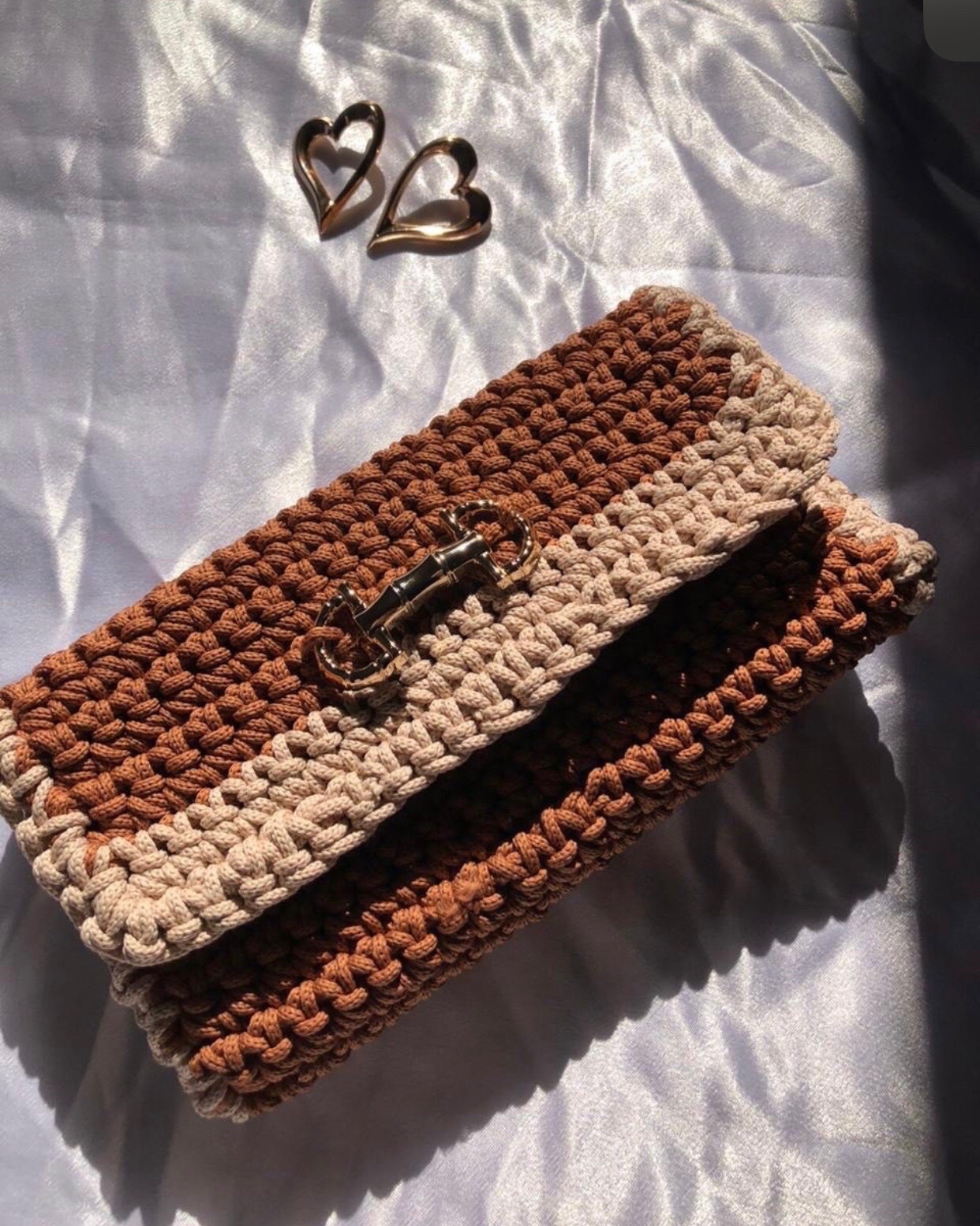 Pochette en crochet beige et marron  👝