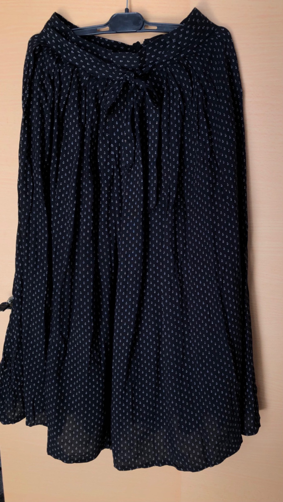 Jupe Longue Fluide mi_long noir avec motif blanc a 10DT