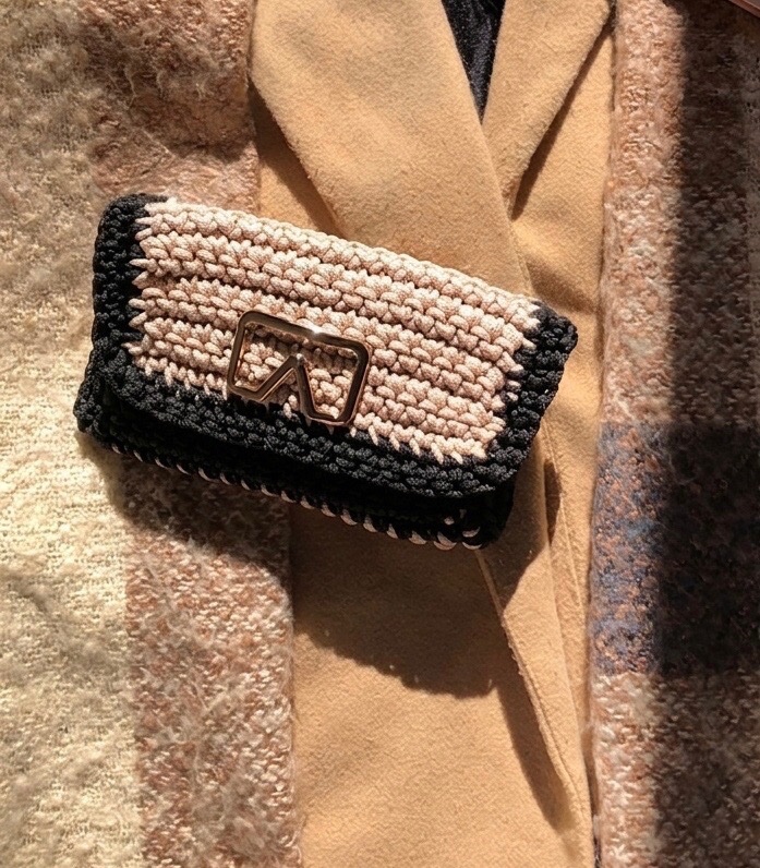 Pochette en crochet bege et noir 