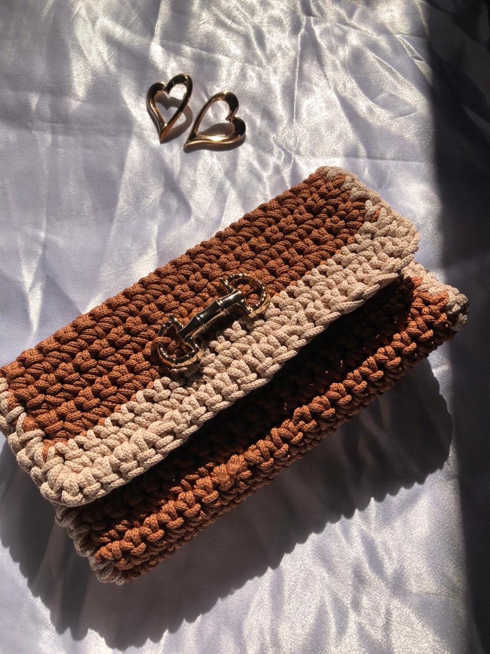 Pochette en crochet beige et marron  👝