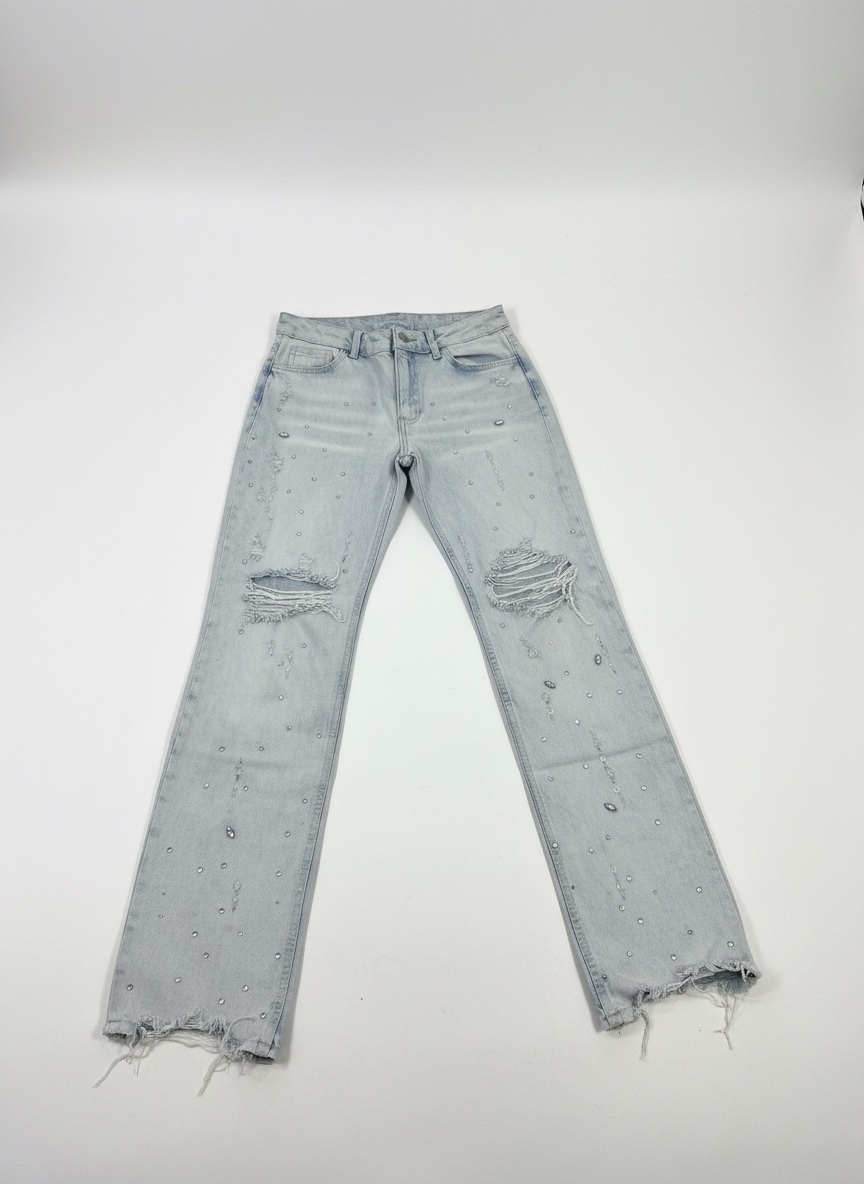 Jean bleu clair avec strass et détails dechirés