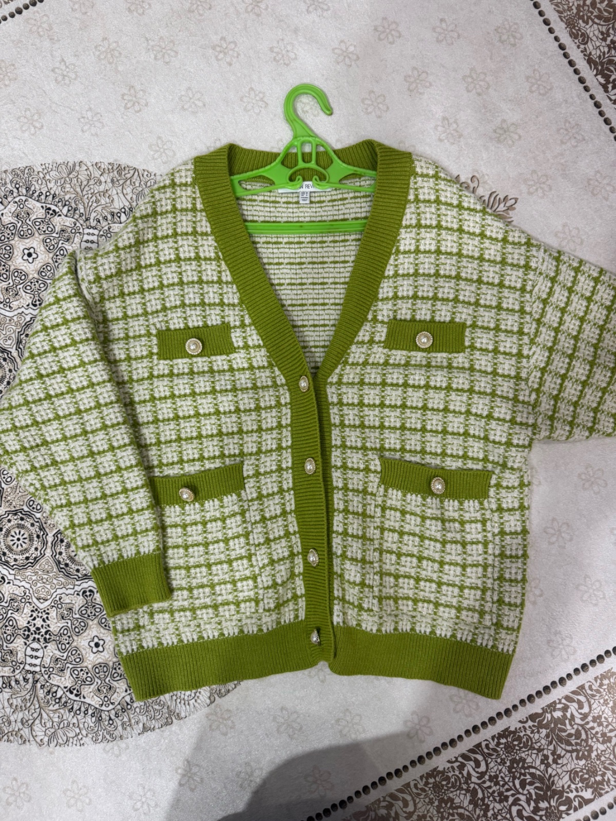 Gilet vert avec des perles blanches