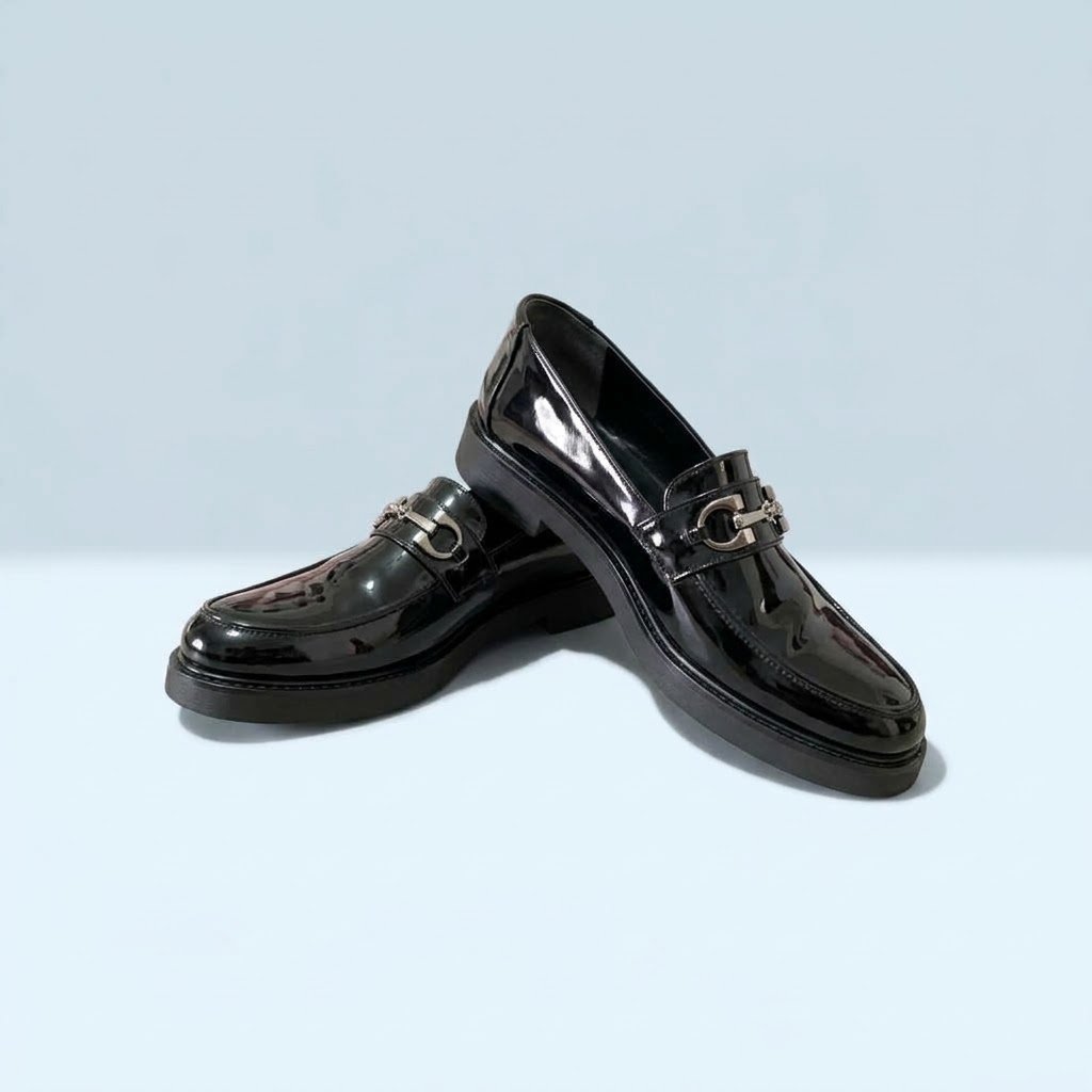 Mocassins noirs vernis à boucle – Élégants et chic