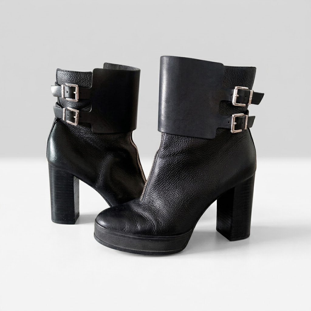 Bottines noires à talons avec boucles argentées