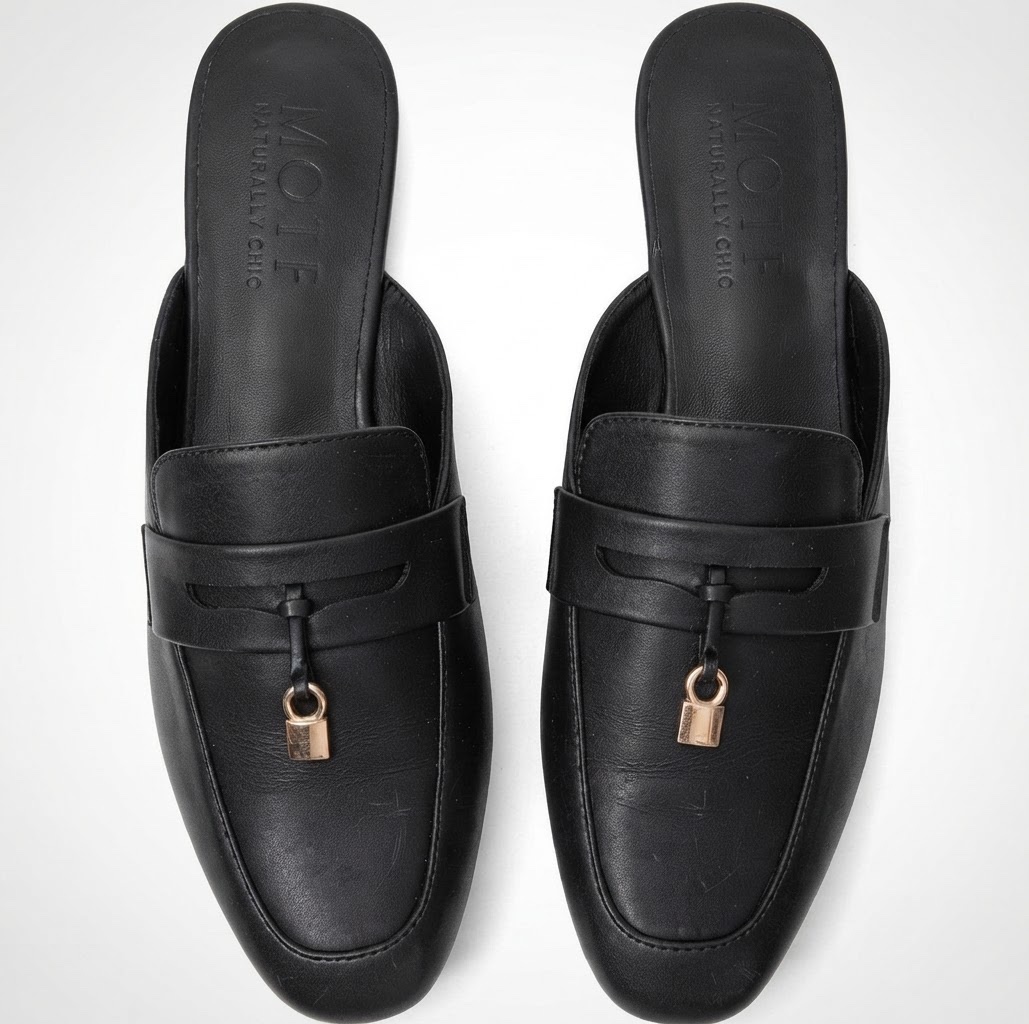 Mules noires élégantes à boucle dorée