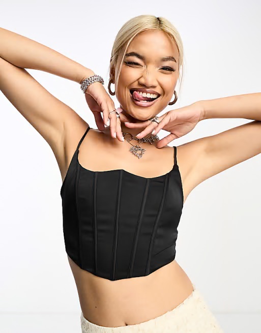 Ce haut est un top style corset à bretelles réglables de couleur noire