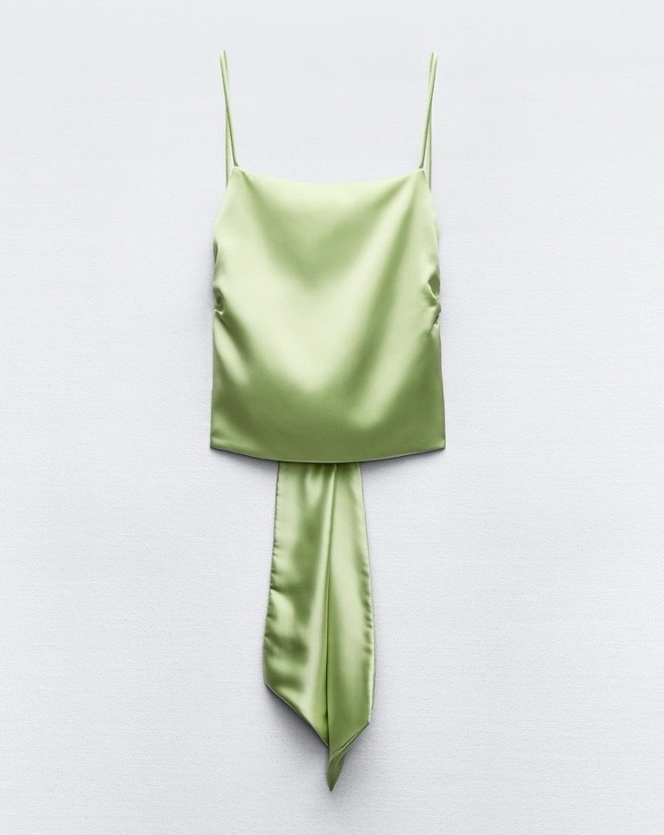 Ce haut de la marque sunn.deh en effet satiné vert est doté de fines bretelles et d'un nœud dans le dos