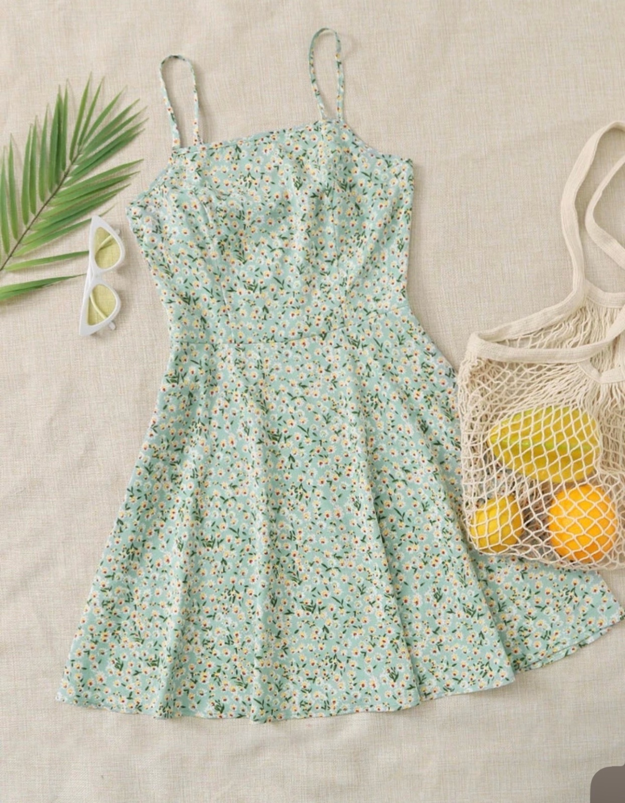 Cette robe est une mini-robe patineuse  avec un motif floral délicat sur fond bleu