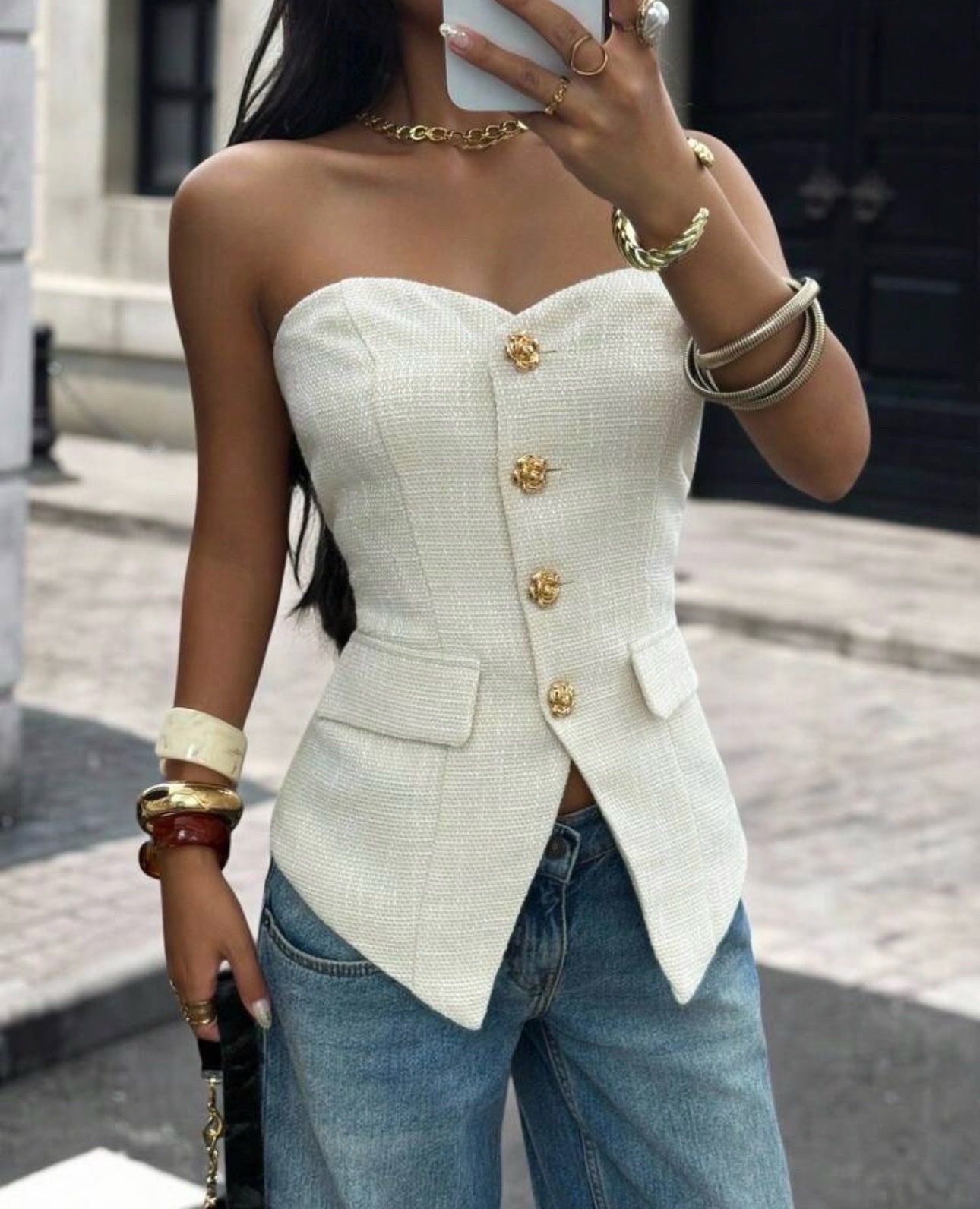 Ce haut tomara que caia blanc de chez Shein présente une texture tissée et des boutons dorés en forme de fleur