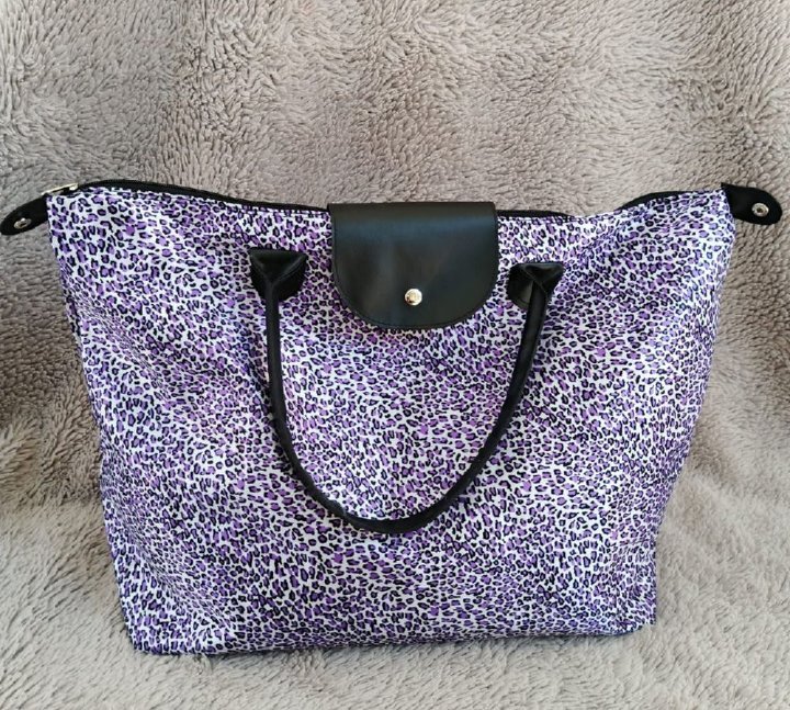 Sac élégant au motif léopard violet 