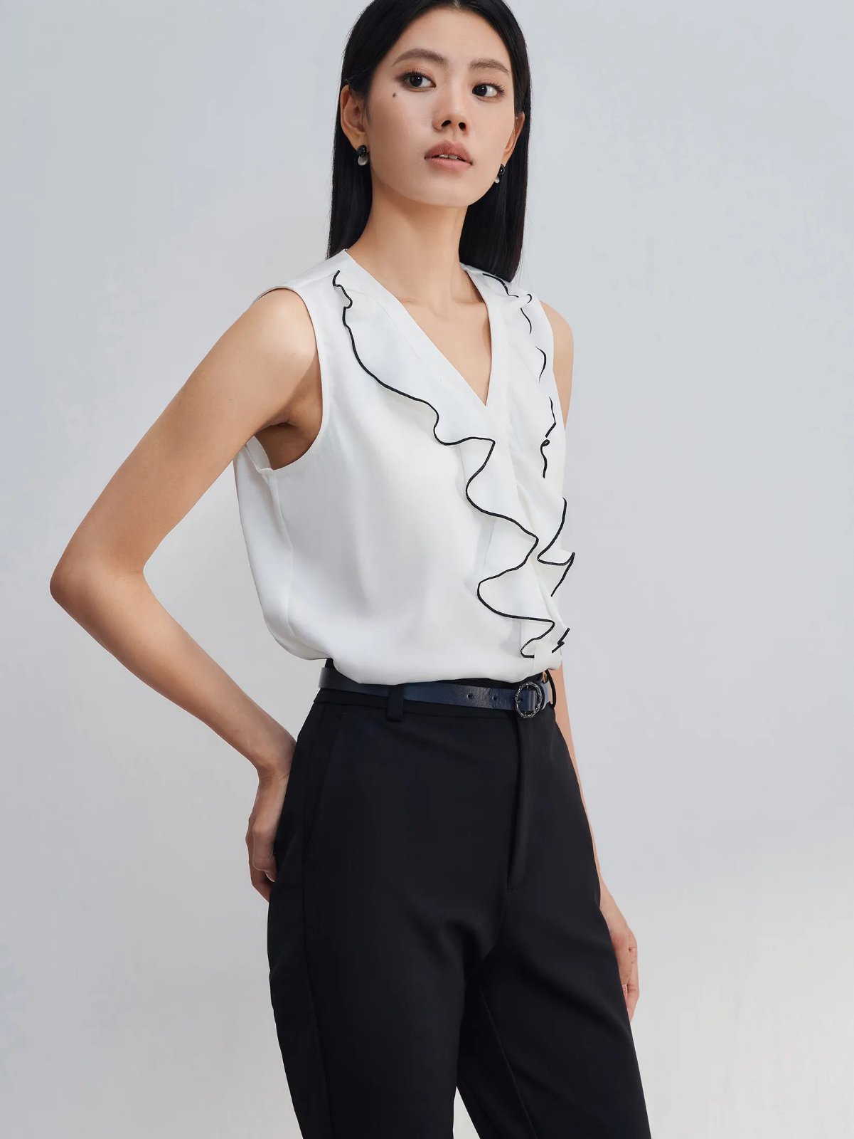 Haut Fluide Blanc à Liseré Noir Chic