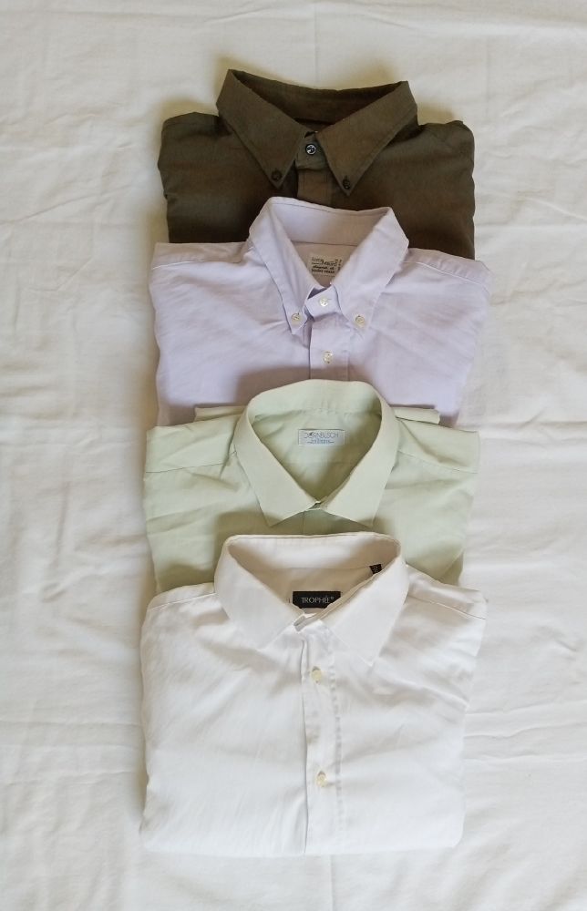 4 chemises de différentes tailles 