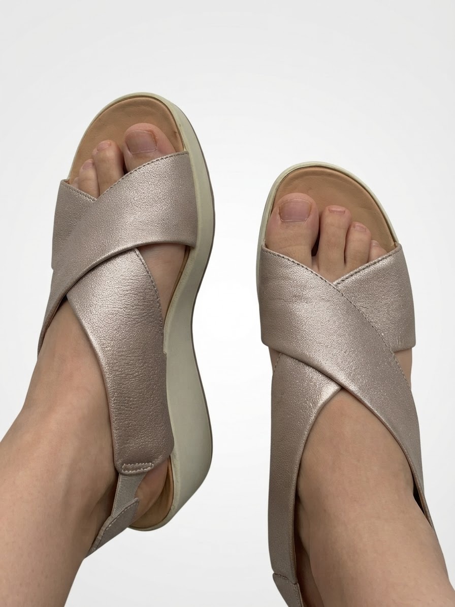 Sandales compensées Igi&Co en cuir doré / champagne - Made in Italy⁠