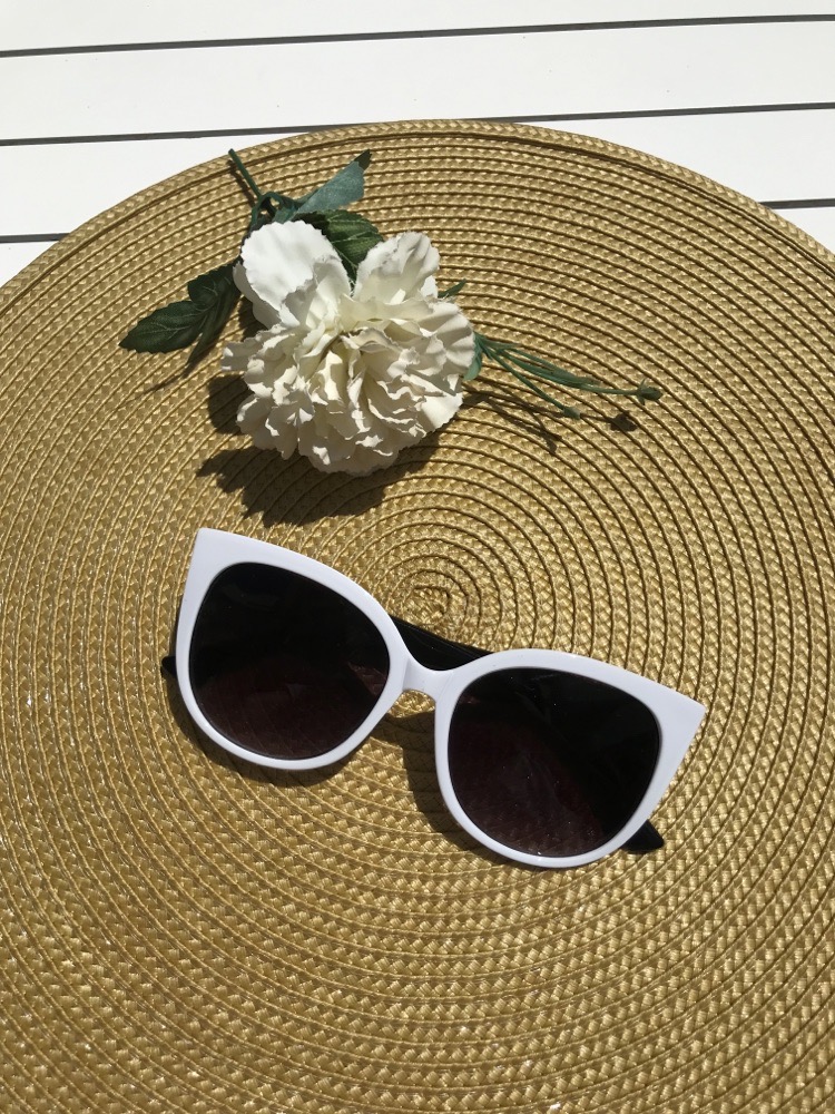 lunettes solaires jamais portés très  chic en blanc à 16,6dt seulement  🤍