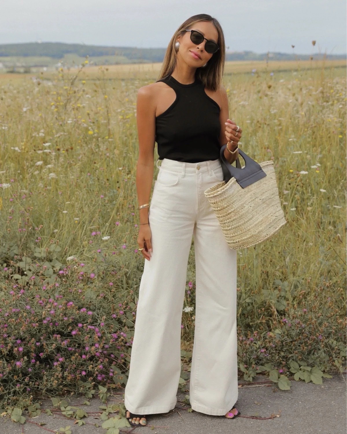 Total look :Jean blanc taille haute wide leg de chez Pimkie + Débardeur noir GRATUIT OFFERT😍♥️ Profitez