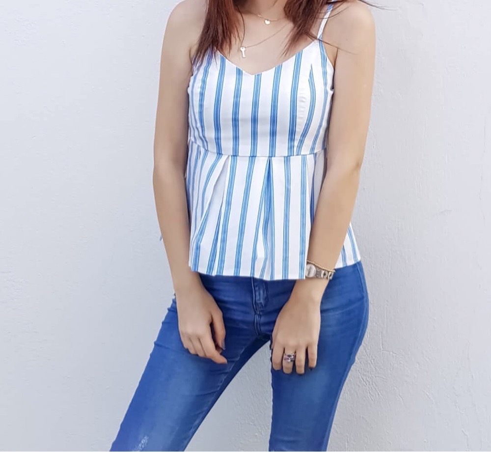 haut en blanc avec rayures en bleu