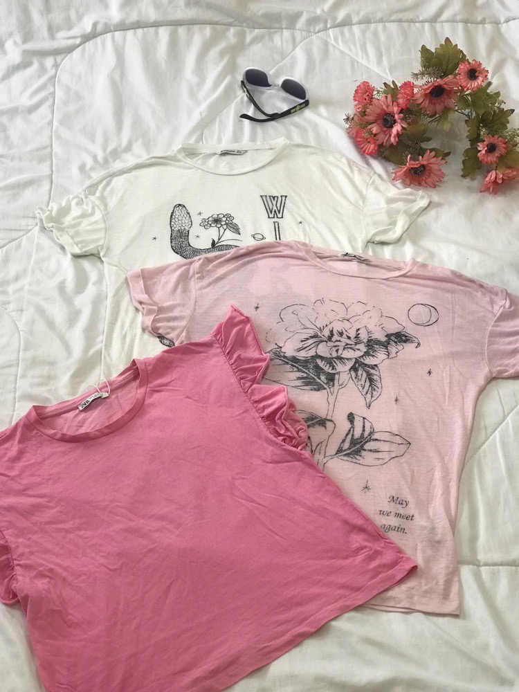Lot de 3 T-shirts  💕 :Le T-shirt rose barbie est de la marque ZARA, tandis que les autres sont de chez STRADIVARIUS 🌸 