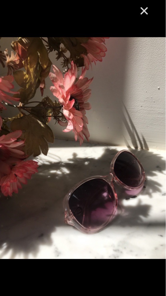 lunettes solaires jamais portés très  chic en rose à 16,6dt seulement 💕
