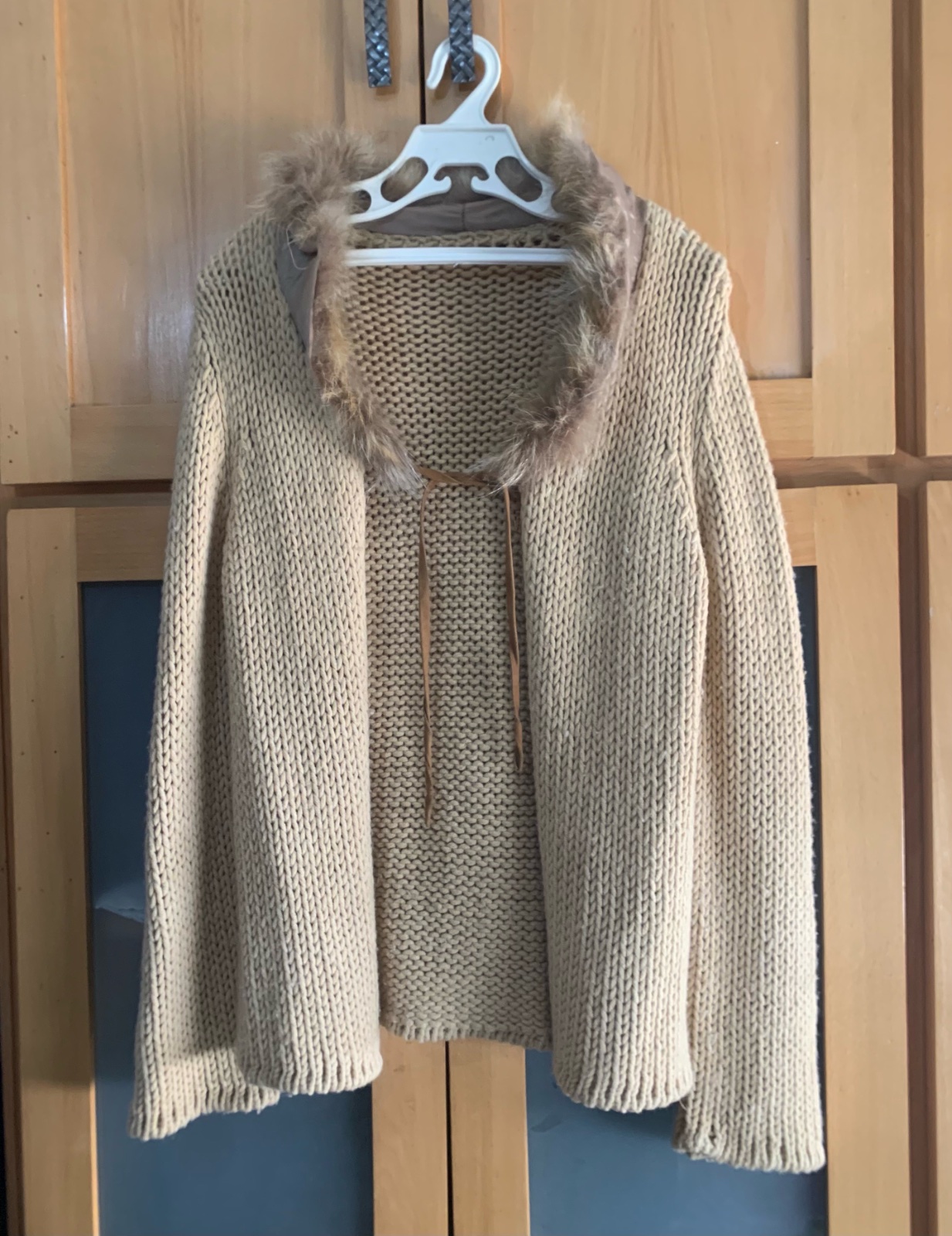 Gilet épais en grosse maille beige avec col fausse fourrure – Style Cocooning / Bohème. Taille : M