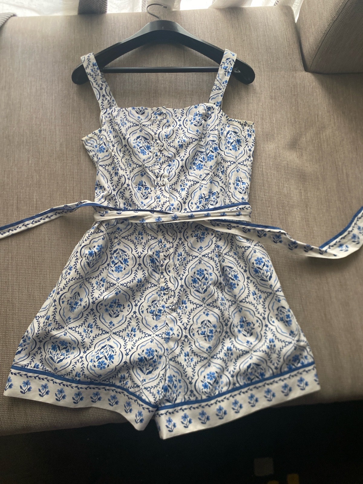Combinason short blanc et bleu super pour l'ete et ajustable 