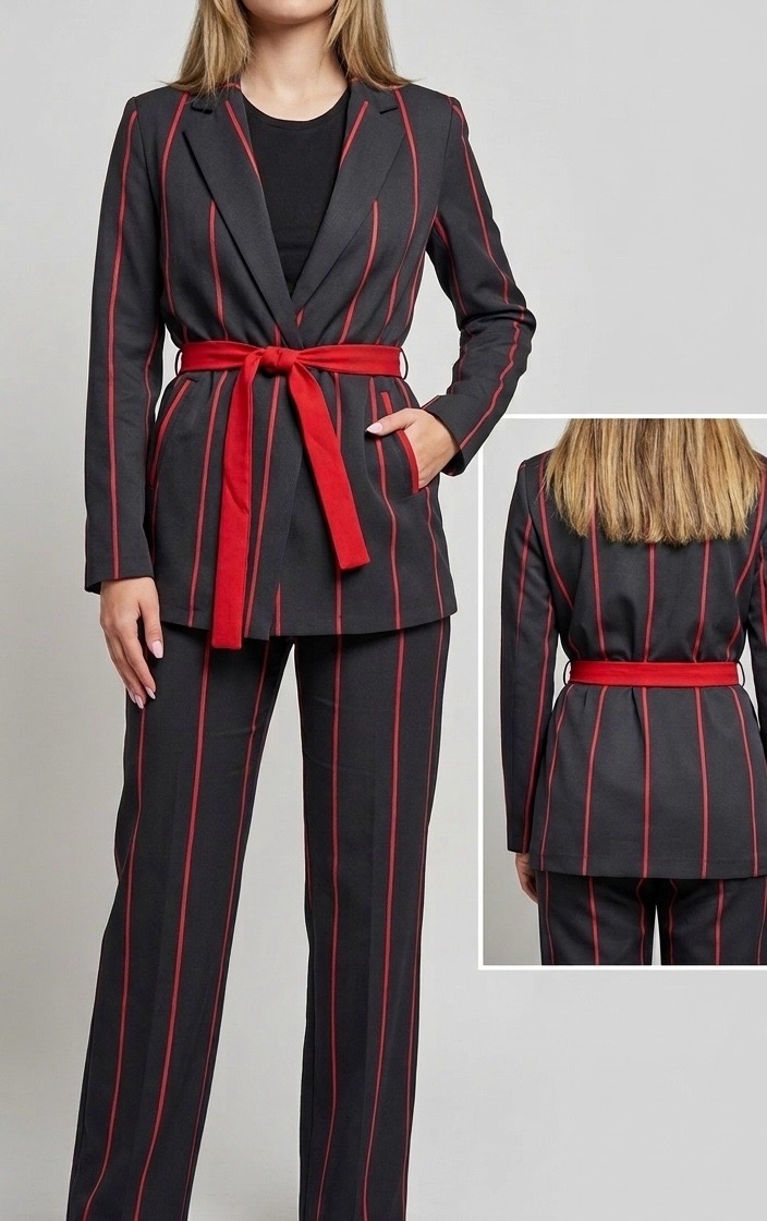 Tailleur noir à rayures rouges ceinturé