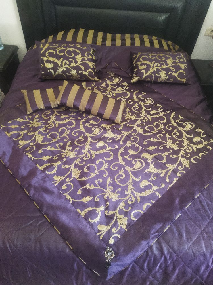 Parure de lit 10 pieces avec aussi le drap housse draps plats et les taie neuf jamais utilisé importé de l'Italie 