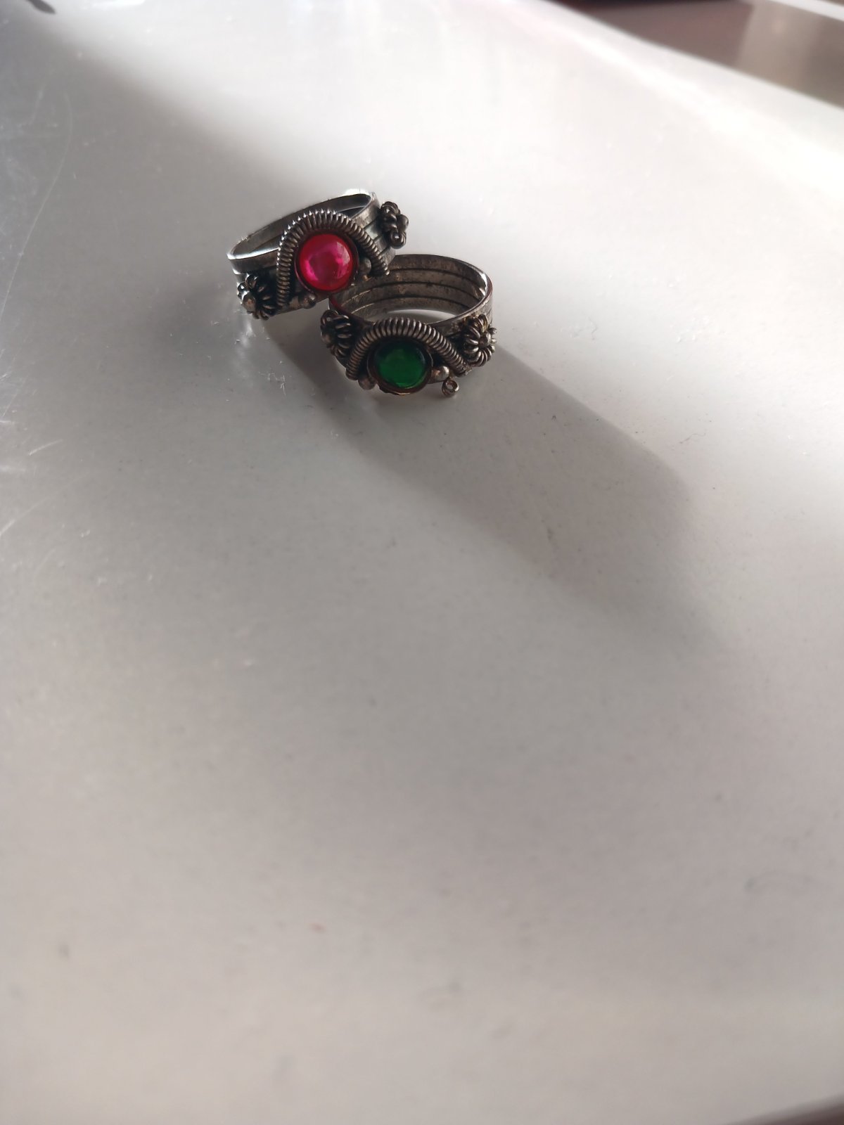 Bague.  prix des 2 bagues 12dt