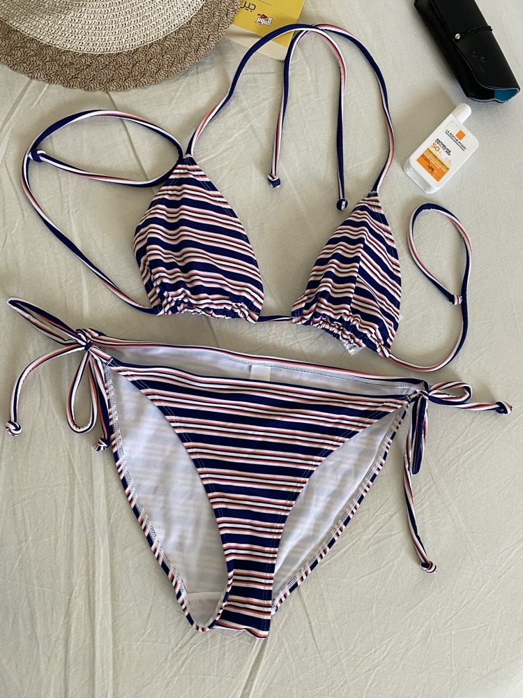 Bikini 👙 rayé bleu marine, rouge et blanc 