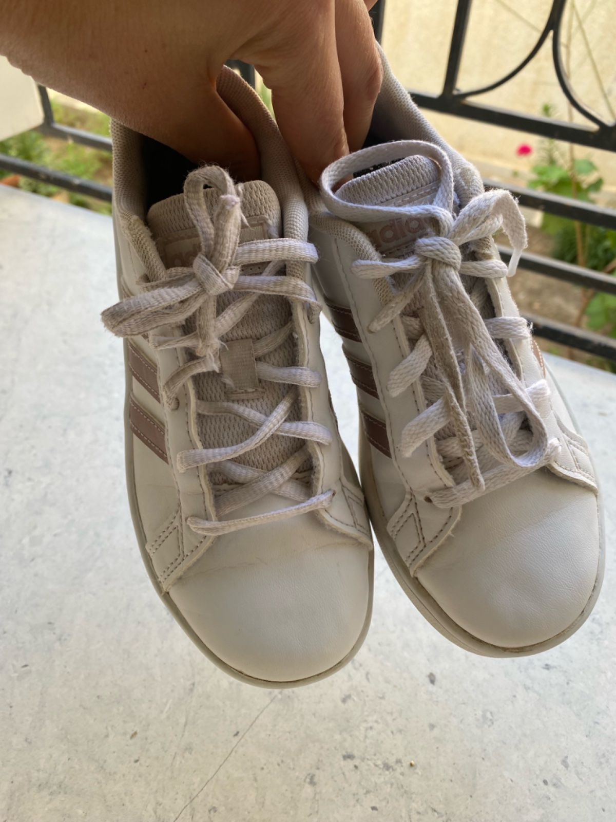 Baskets blanches à bandes rose gold 