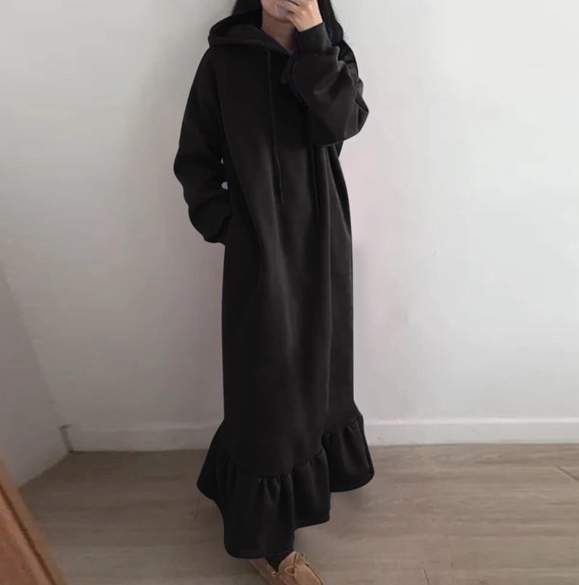 Robe noire maxi sweatshirt avec capuche 