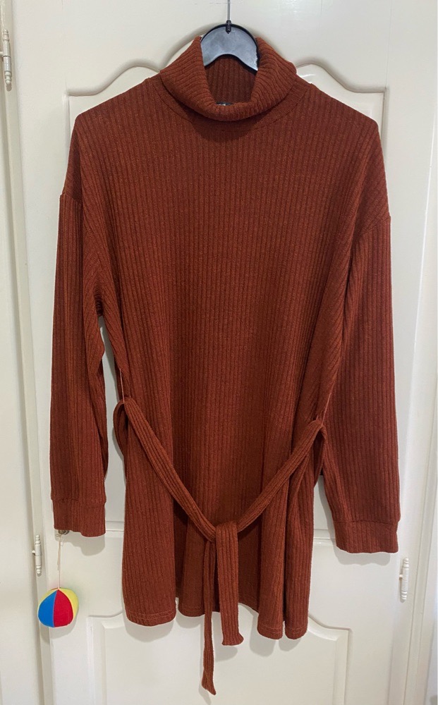 Pull marron col montant 